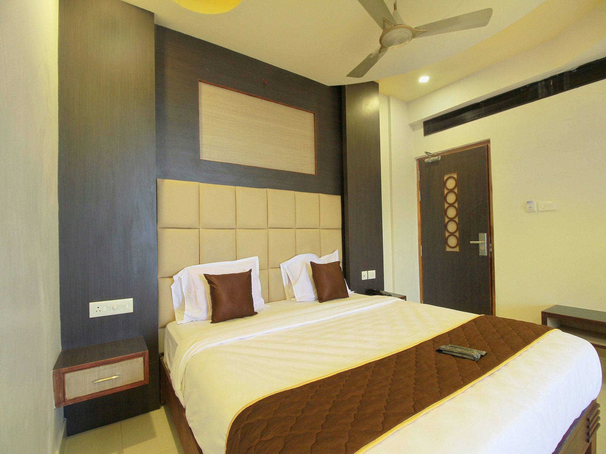 Oyo 11489 Pkn Classic Regency Madurai Exterior foto